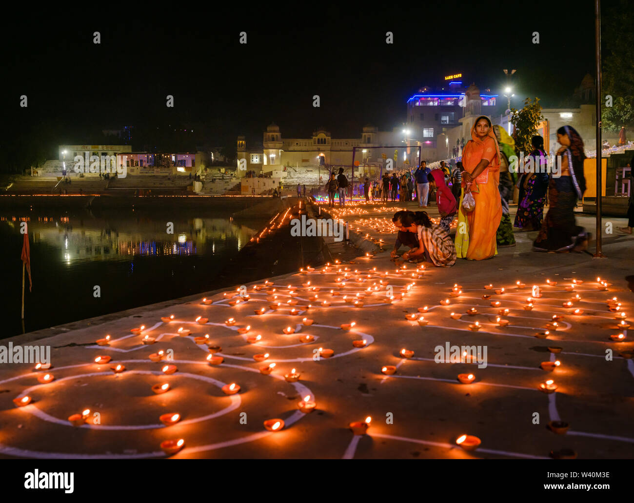 PUSHKAR, INDIEN - ca. November 2018: die Menschen in den Pushkar Ghats während der Eröffnungsfeier der Camel Fair. Es ist eines der weltweit größten Ca Stockfoto