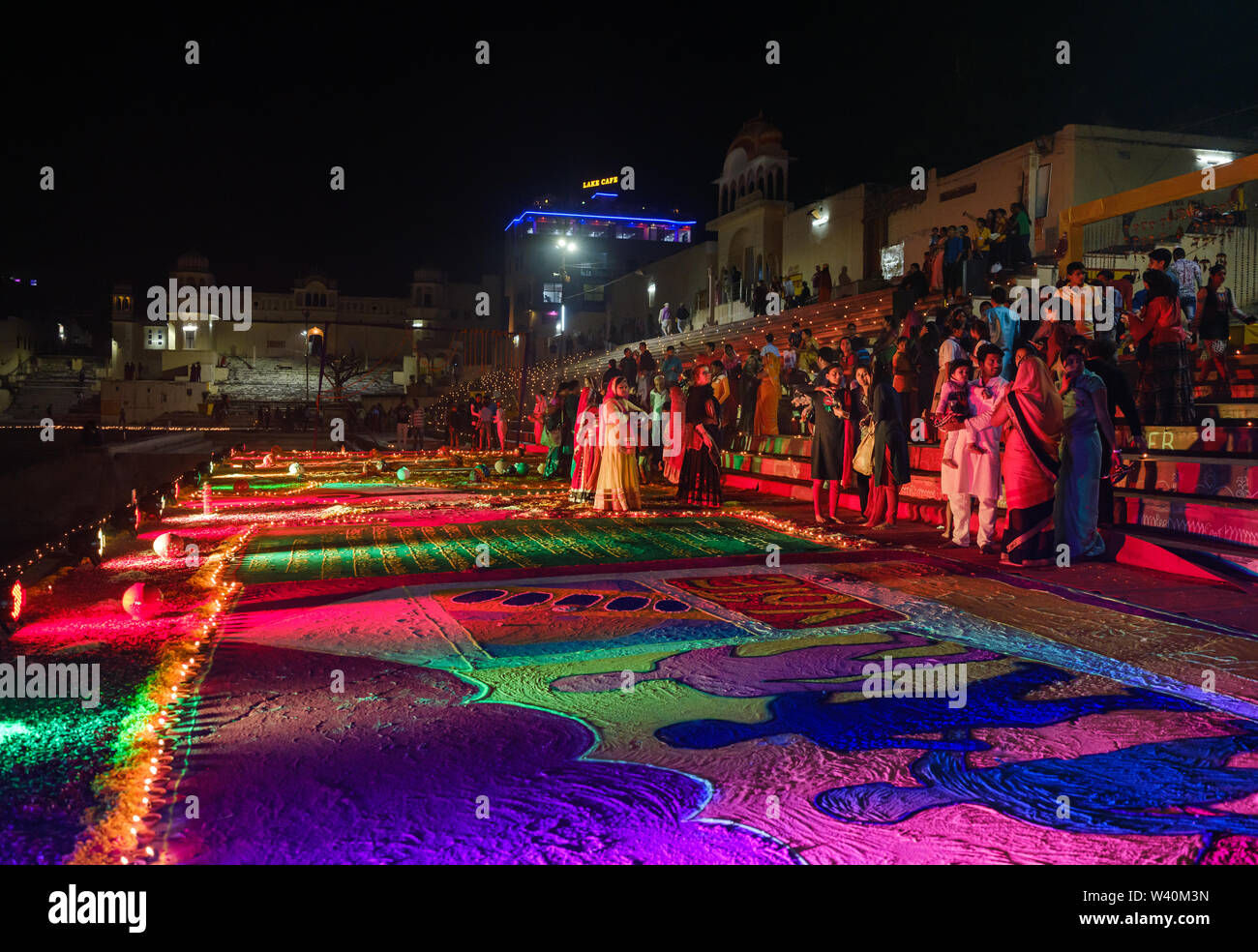 PUSHKAR, INDIEN - ca. November 2018: Frau wandern in den Pushkar Ghats während der Eröffnungsfeier der Camel Fair. Es ist eines der weltweit Lar Stockfoto