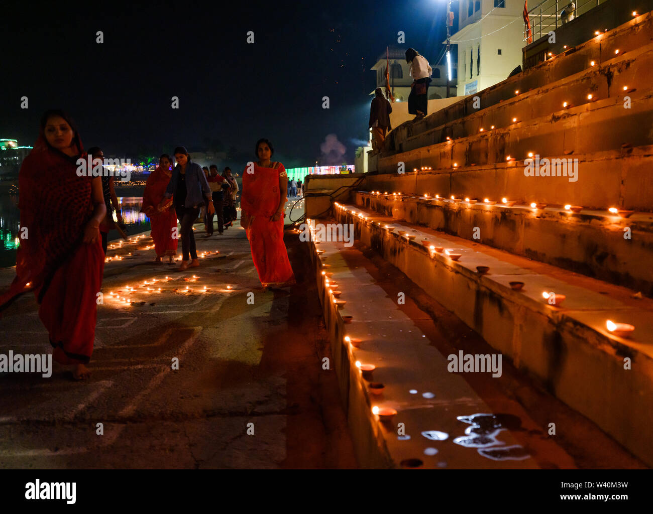 PUSHKAR, INDIEN - ca. November 2018: Frau wandern in den Pushkar Ghats während der Eröffnungsfeier der Camel Fair. Es ist eines der weltweit Lar Stockfoto