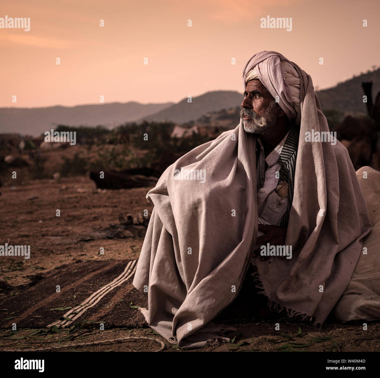 PUSHKAR, INDIEN - ca. November 2018: kameltreiber am frühen Morgen in der Pushkar Kamel Messe. Es ist einer der größten Kamel der Welt messen. Neben fr Stockfoto