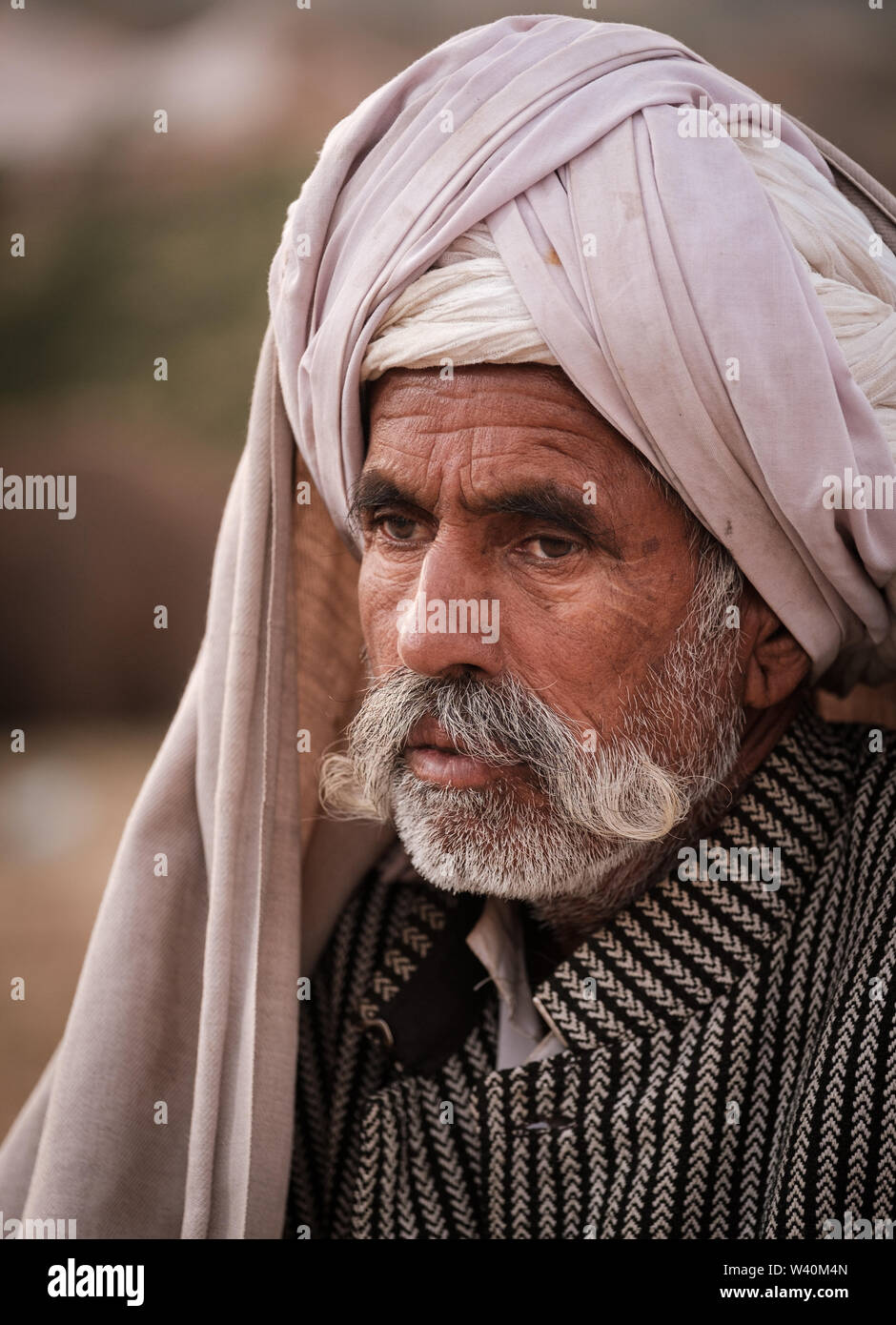 PUSHKAR, INDIEN - ca. November 2018: kameltreiber am frühen Morgen in der Pushkar Kamel Messe. Es ist einer der größten Kamel der Welt messen. Neben fr Stockfoto