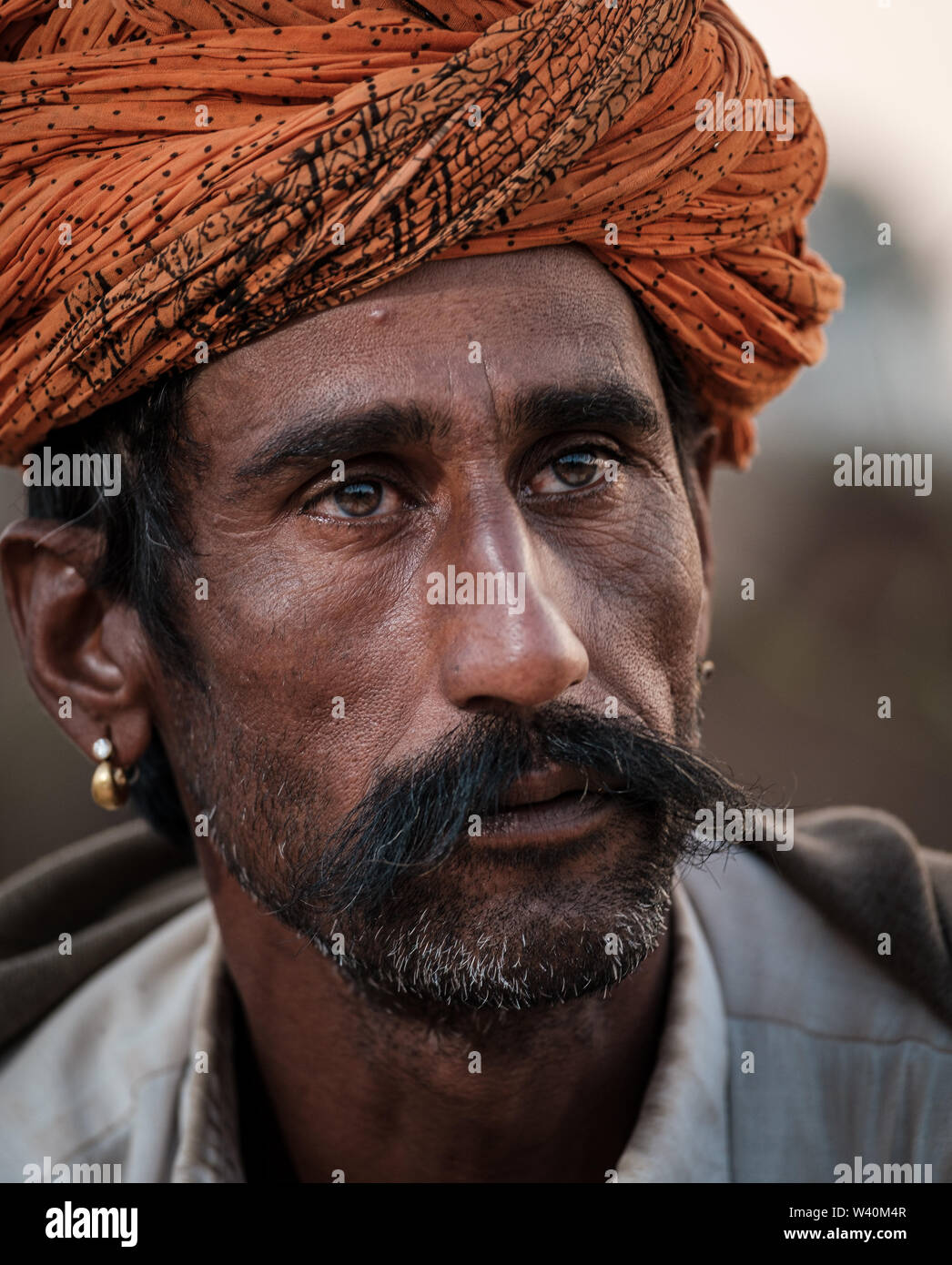 PUSHKAR, INDIEN - ca. November 2018: kameltreiber am frühen Morgen in der Pushkar Kamel Messe. Es ist einer der größten Kamel der Welt messen. Neben fr Stockfoto