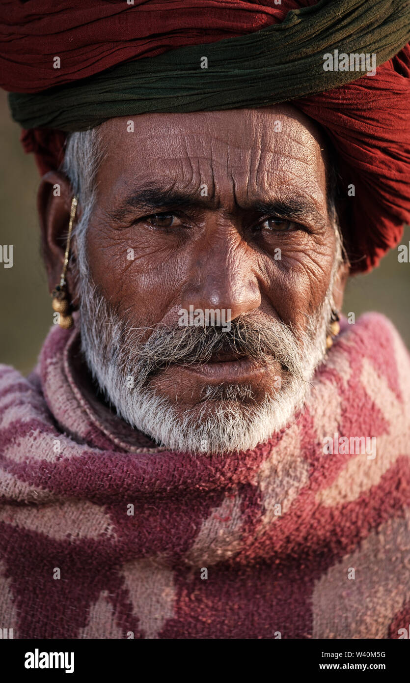 PUSHKAR, INDIEN - ca. November 2018: kameltreiber am frühen Morgen in der Pushkar Kamel Messe. Es ist einer der größten Kamel der Welt messen. Neben fr Stockfoto
