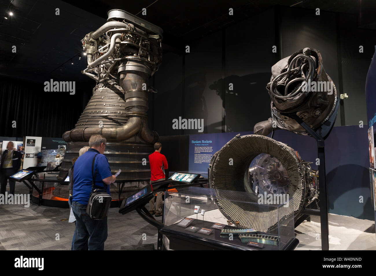 Rocketdyne F-1 Engine Components von der Apollo 12 und 16 Missionen auf Anzeige während der 'Ziel Mond' Ausstellung im Museum in Seattle, Washington am 18. Juli 2019. Die Saturn-V-Mondraketen rechts wurden aus den Atlantischen Ozean, wo sie seit über 40 Jahren ruhte erholt. Auf der linken Seite ist eine intakte Motor. Die Ausstellung, die in Zusammenarbeit mit dem Smithsonian Institution vorgestellt, feiert die Apollo-11-Mission während der 50. Jahrestag der Mondlandung Sehenswürdigkeit Stockfoto