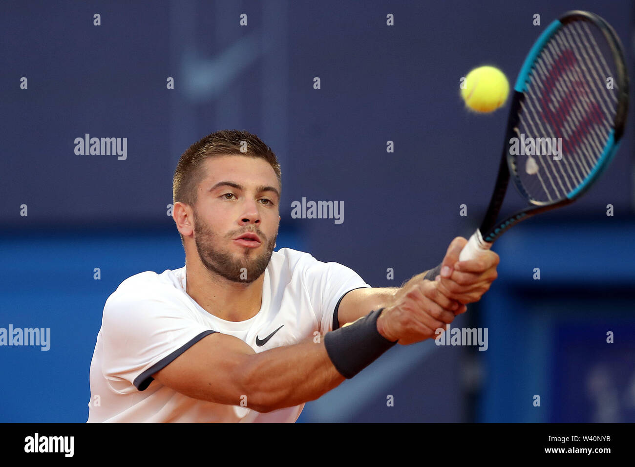 Umag, Kroatien. 18 Juli, 2019. Borna Coric von Kroatien liefert den Schuß zu Salvatore Caruso von Italien im Achtelfinale an 2019 ATP Croatia Open in Umag, Kroatien, am 18. Juli 2019. Quelle: Igor Kralj/Xinhua/Alamy leben Nachrichten Stockfoto