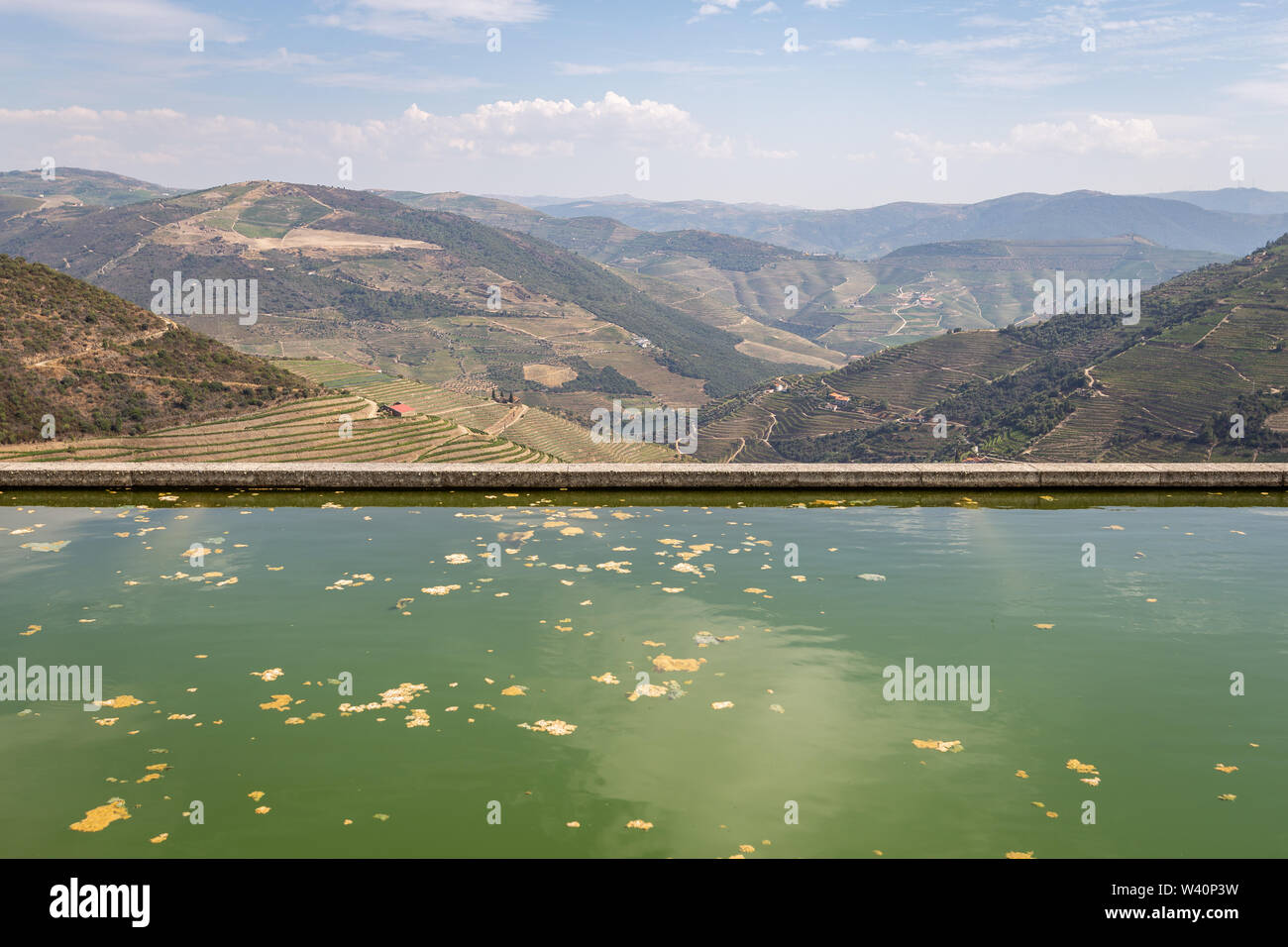 Malerischer Blick auf Alto Douro Vinhateiro mit Terrassen und Weinberge Stockfoto