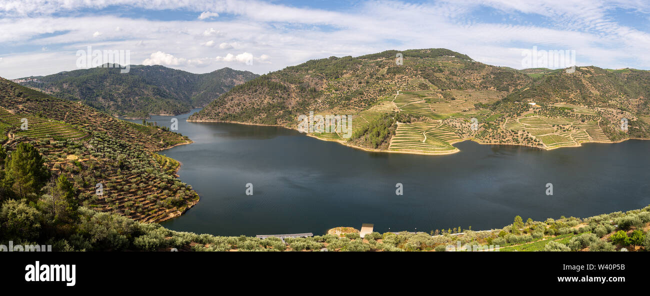 Malerischer Blick auf Alto Douro Vinhateiro mit Terrassen und Weinberge Stockfoto