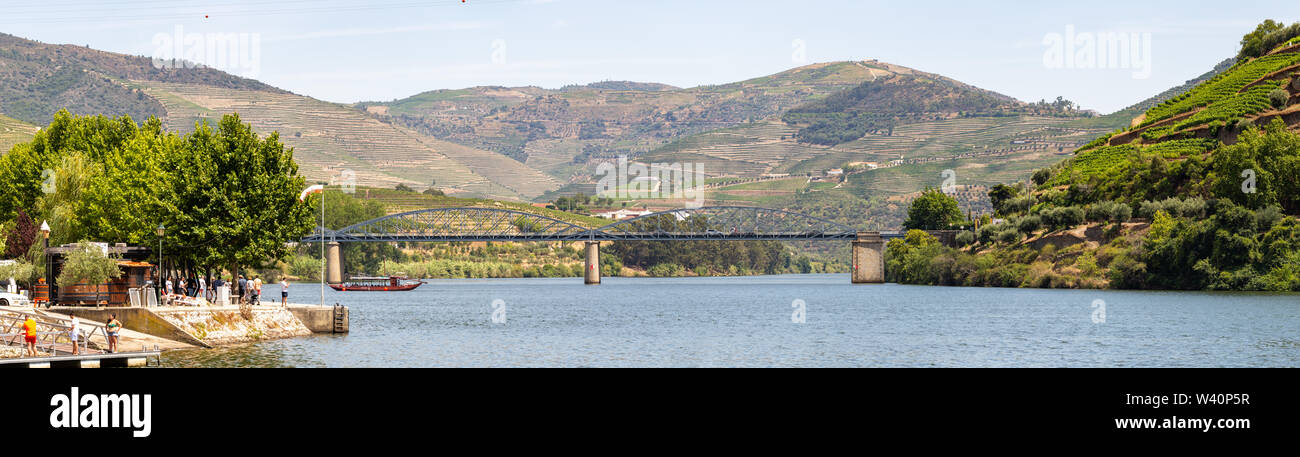 Pinhão/Portugal - 15. Juli 2019: Pinhão Dorf im Douro Tal Stockfoto