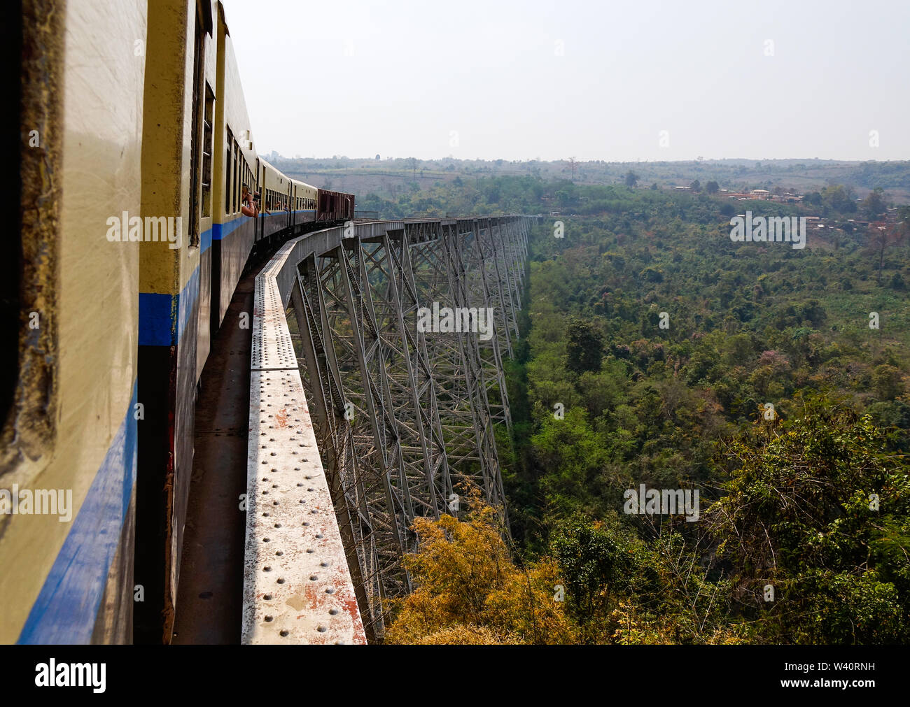 Hsipaw, Myanmar - Feb 23, 2016. Zug passiert den berühmten Viadukt Goteik zwischen Pyin Oo Lwin und Hsipaw im Shan Staat, Myanmar. Stockfoto