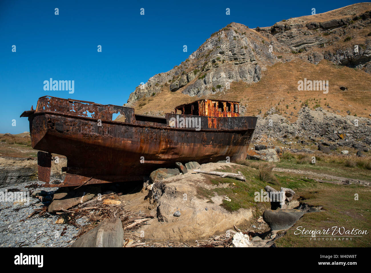 Rusty abgebrochenen historischen Schiffswrack an der Küste Stockfoto