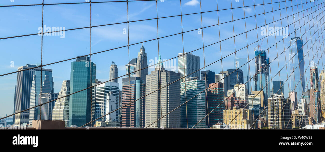 Blick auf New York Sky Line von Brooklyn Bridge an einem sonnigen Tag Stockfoto