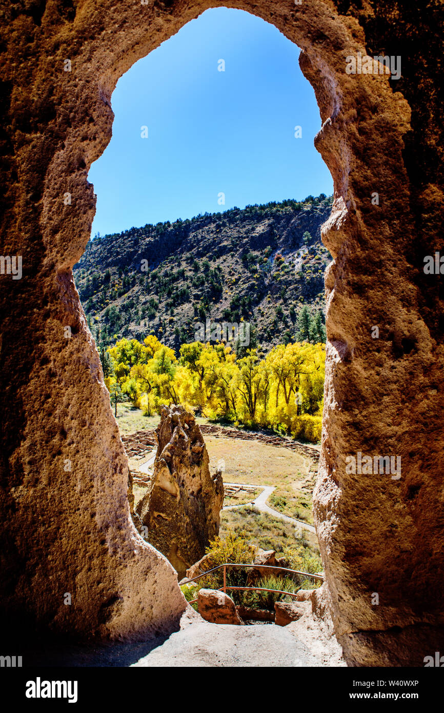 Ansicht des Tyuonyi alten Dorf von Wohnhöhle Eröffnung im Bandelier National Monument, New Mexico, USA Stockfoto