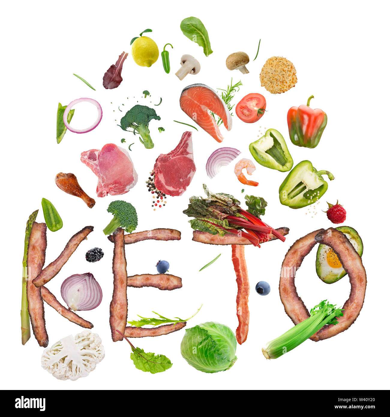 Ketogenic oder keto Diät Briefe von Speck und Lebensmittelzutaten auf weißem Hintergrund Stockfoto