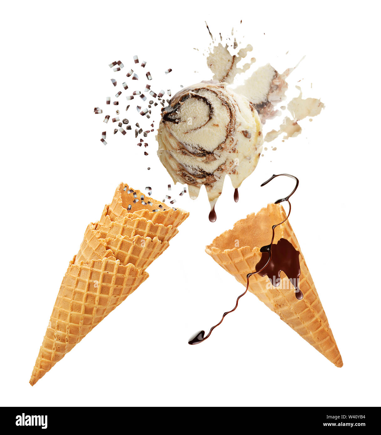 Vanille und Schokoladeneis mit Waffeln auf weißem Hintergrund. Stockfoto