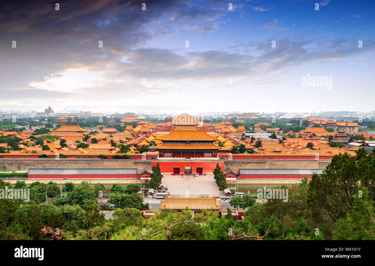 Jingshan Park, Panorama oben auf die Verbotene Stadt, Beijing. China. Chinesische Übersetzung der Inschrift - "Tor der Göttlichen Fähigkeit' Stockfoto