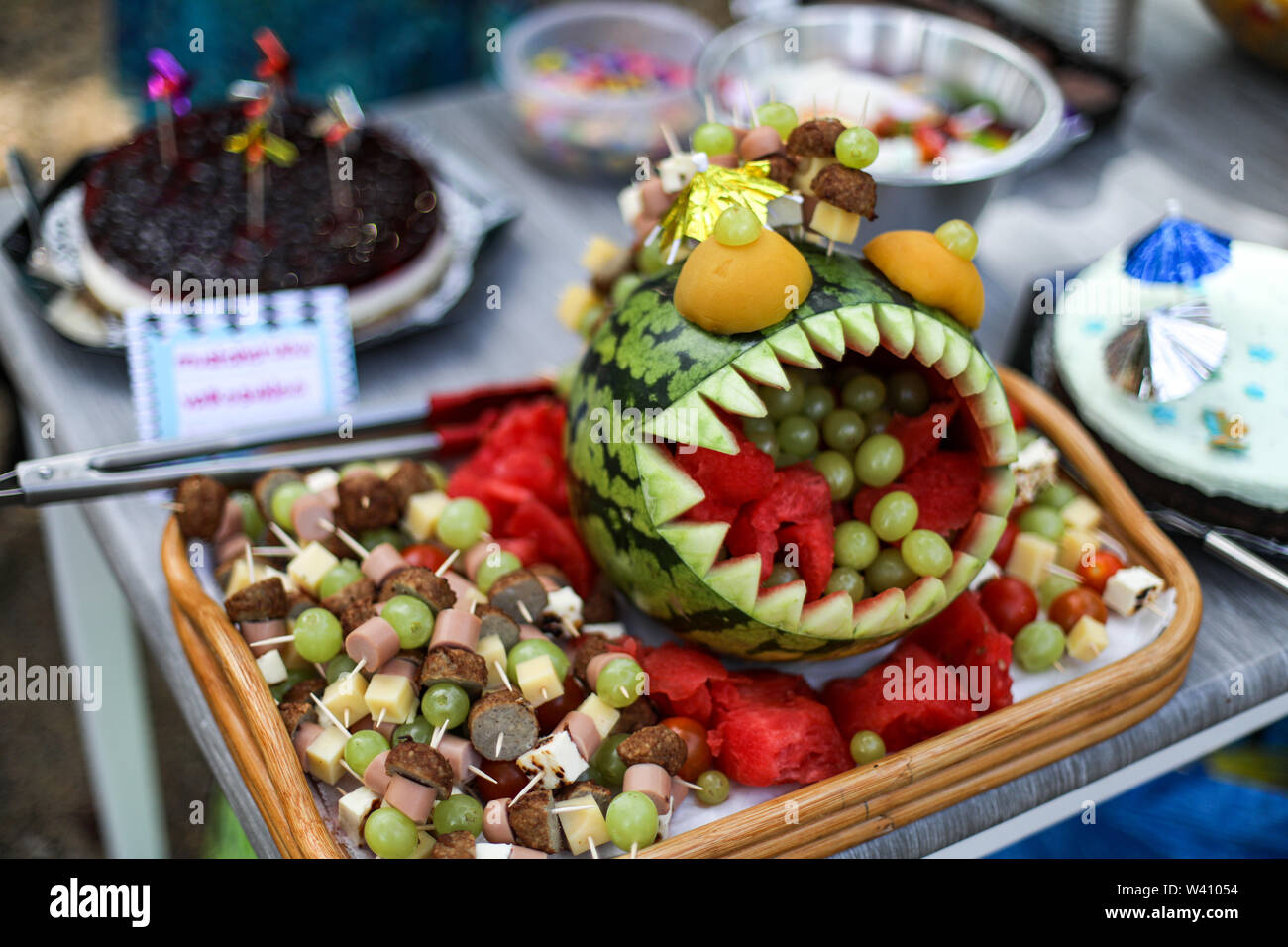Sharp - gezahnte Monster aus der Wassermelone und andere Geburtstagsfeier geschnitzten Leckereien für Kinder Stockfoto
