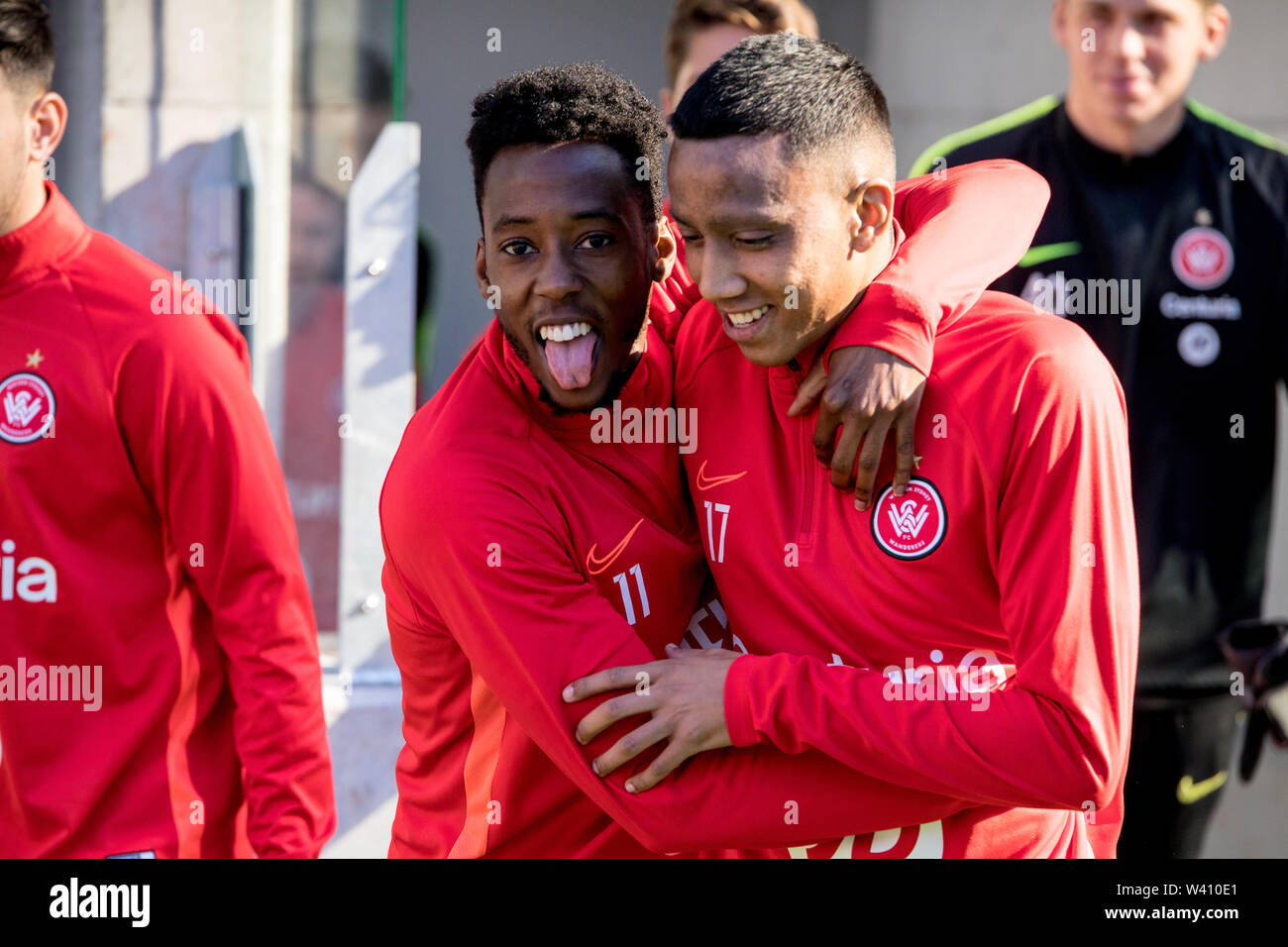 Sydney, Australien. 19 Juli, 2019. Bruce Kamau der westlichen Sydney Wanderer Witze mit Teamkollege Keanu Baccus während einer Schulung bei Bankwest Statdium. Credit: SOPA Images Limited/Alamy leben Nachrichten Stockfoto