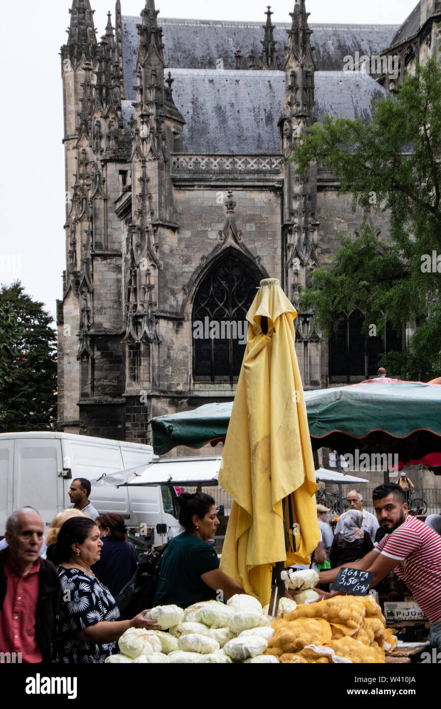 In BORDEAUX - AM 27/08/2017 - Die Kirche von St. Michel in Bordeaux und der lebhafte Markt auf dem Platz Stockfoto