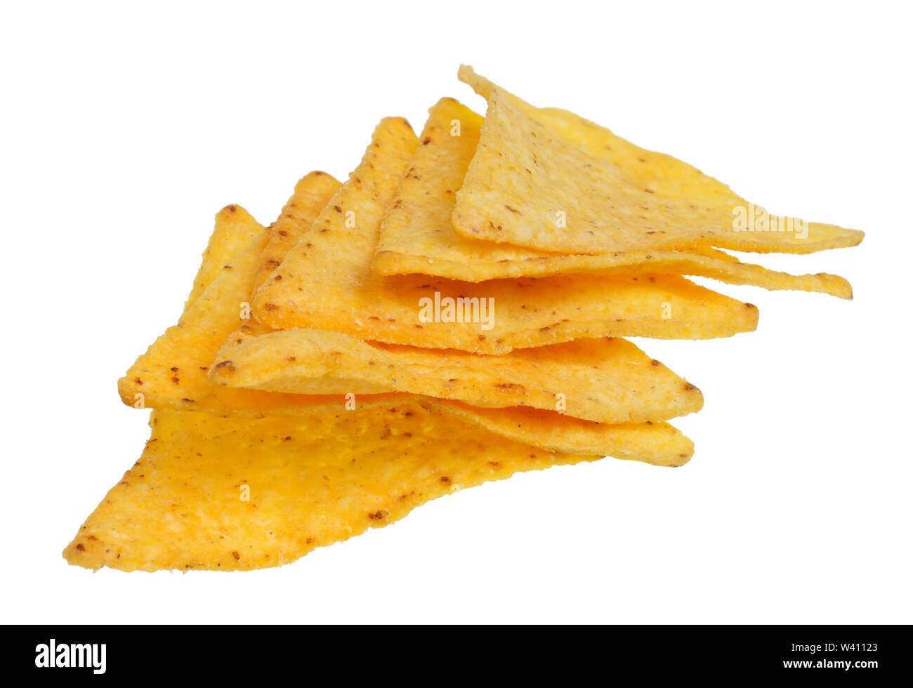 Dreieckige mais Tortilla Chips mit Käse Salz und Chili. Auf weissem studio Makroaufnahme isoliert Stockfoto