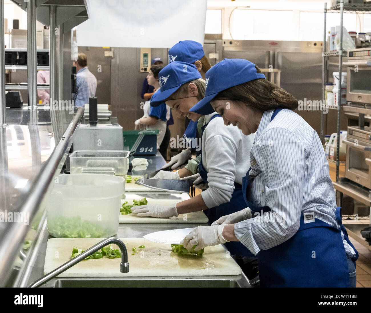 Juli 18, 2019 - Los Angeles, Kalifornien, USA - Lisa Vanderpump bei der Feier des Projekts Engel Essen mit ihren 12-millionsten Mahlzeiten im Projekt Engel Essen in Los Angeles, Kalifornien. (Bild: © Charlie Steffens/ZUMA Draht) Stockfoto