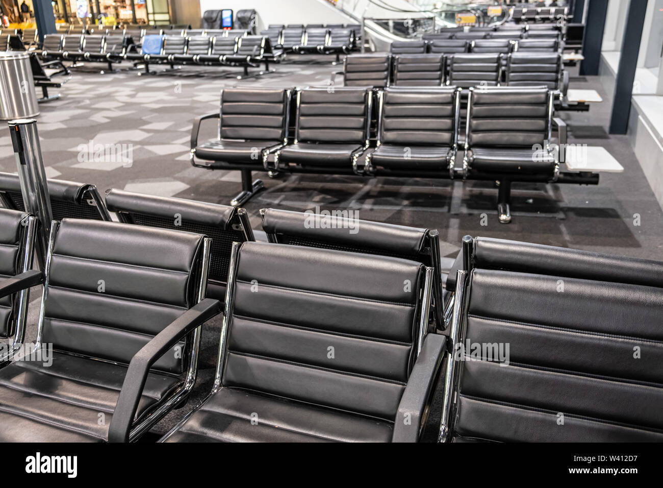 Nahaufnahme der leeren Sitze am Flughafen Gate Terminal Stockfoto