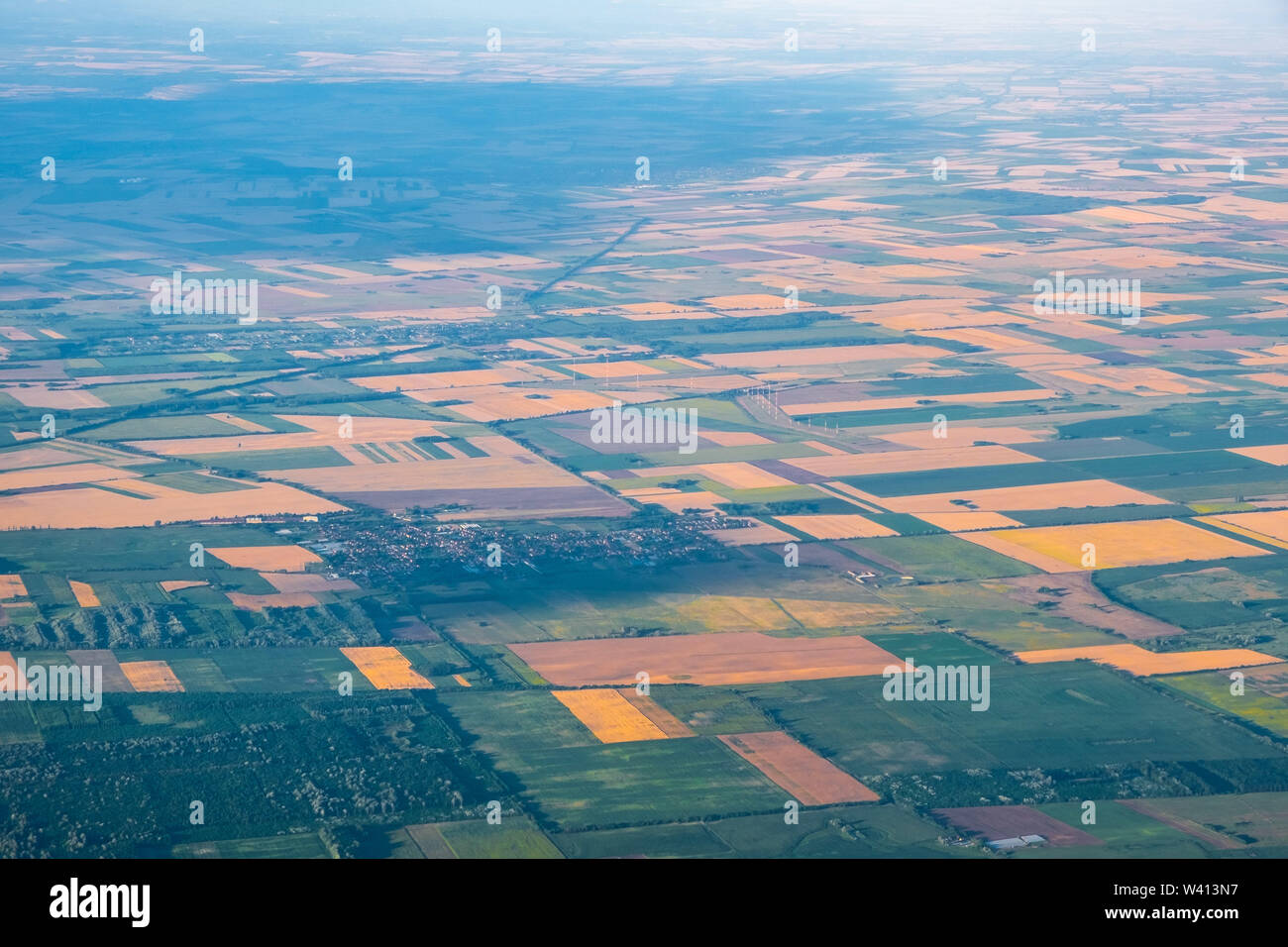 Luftaufnahme von landwirtschaftlichen Flächen patchwork Ernten in dunstiger Atmosphäre Stockfoto