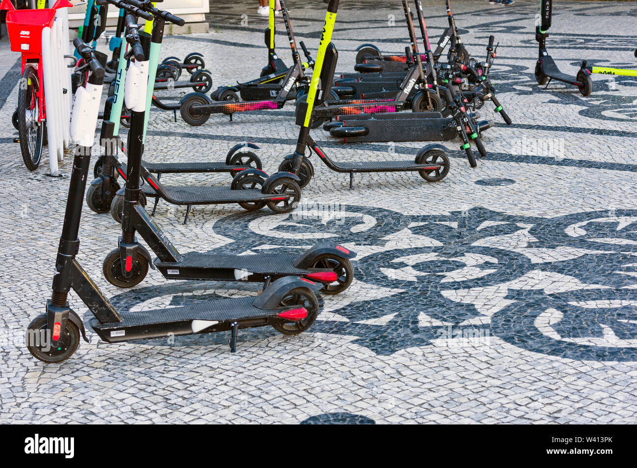 E-Scooter in Lissabon, Elektroroller zum Mieten Self-Service-dringen in die  Straßen und Bürgersteige mit mehr als 90 Hotspots in Lissabon, Portugal  Stockfotografie - Alamy