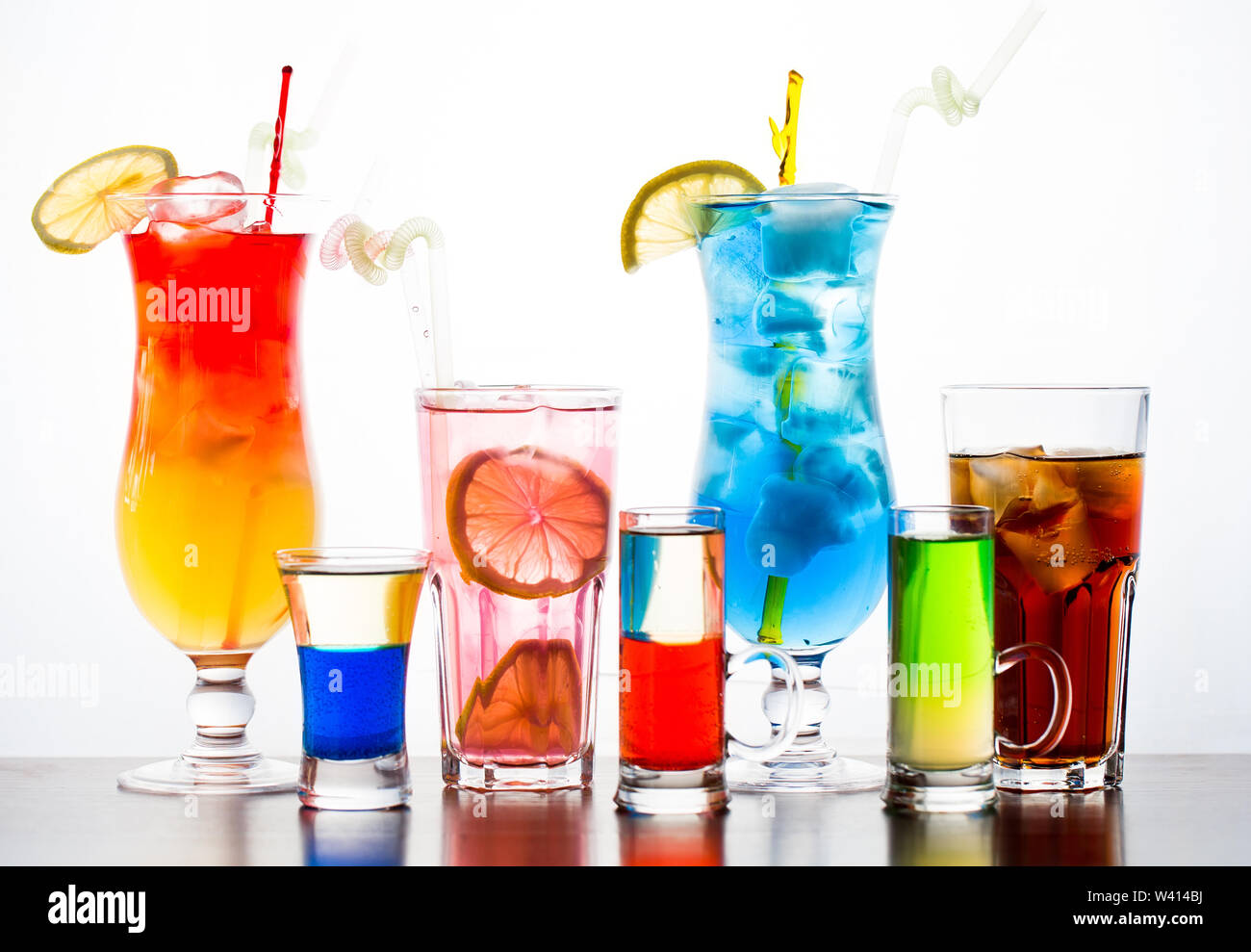 Farbenfrohe Cocktails auf dem weißen backgroung auf dem Tisch Stockfoto