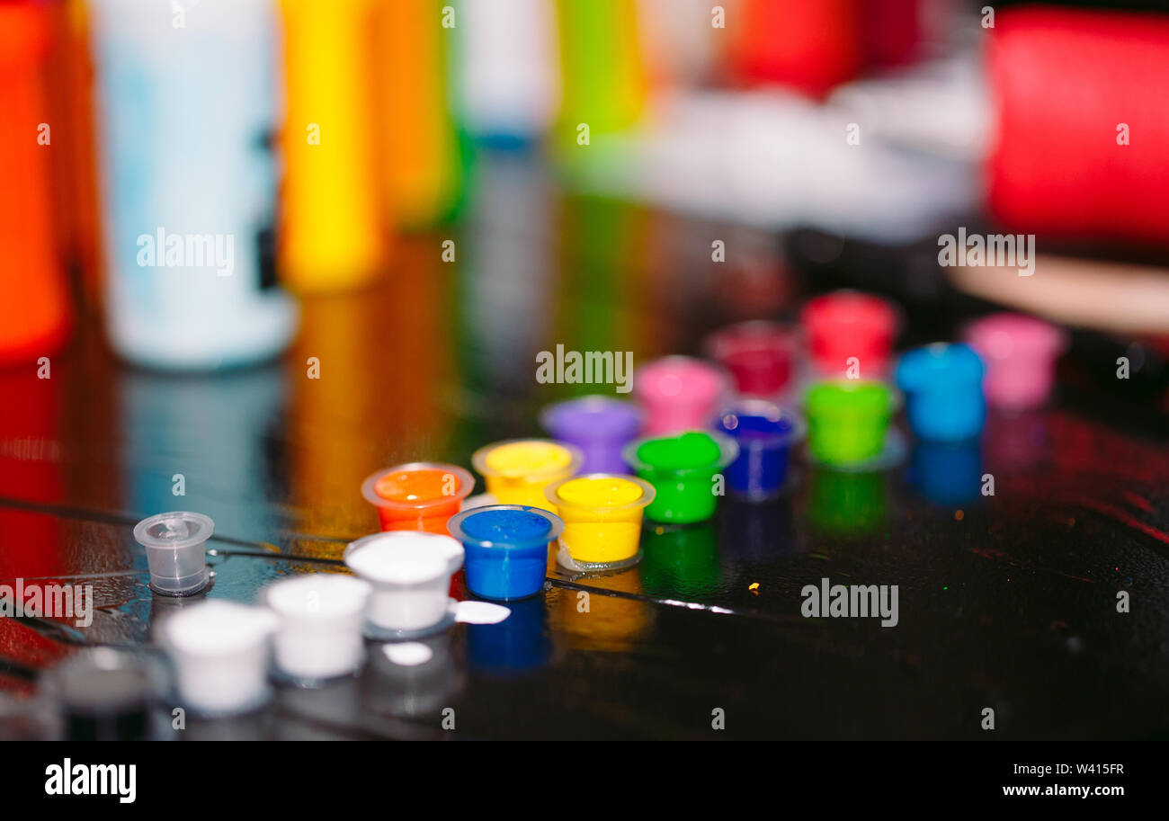 Tattoo Tinte ausgegossen in Small Caps auf dem Schwarzen Tisch Stockfoto