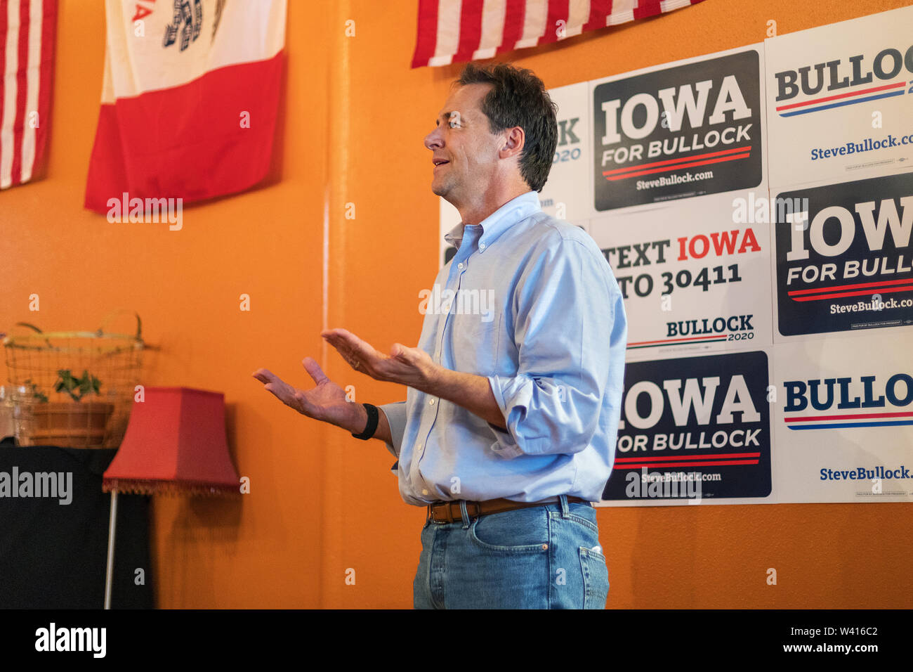 Mount Pleasant, Iowa, USA. 18 Juli, 2019. Montana Gouverneur und Präsidentschaftskandidat Steve Farren besucht den Central Park Coffee Company in Mount Pleasant, Iowa, USA für eine Kampagne zur Rallye. Credit: Keith Turrill/Alamy leben Nachrichten Stockfoto
