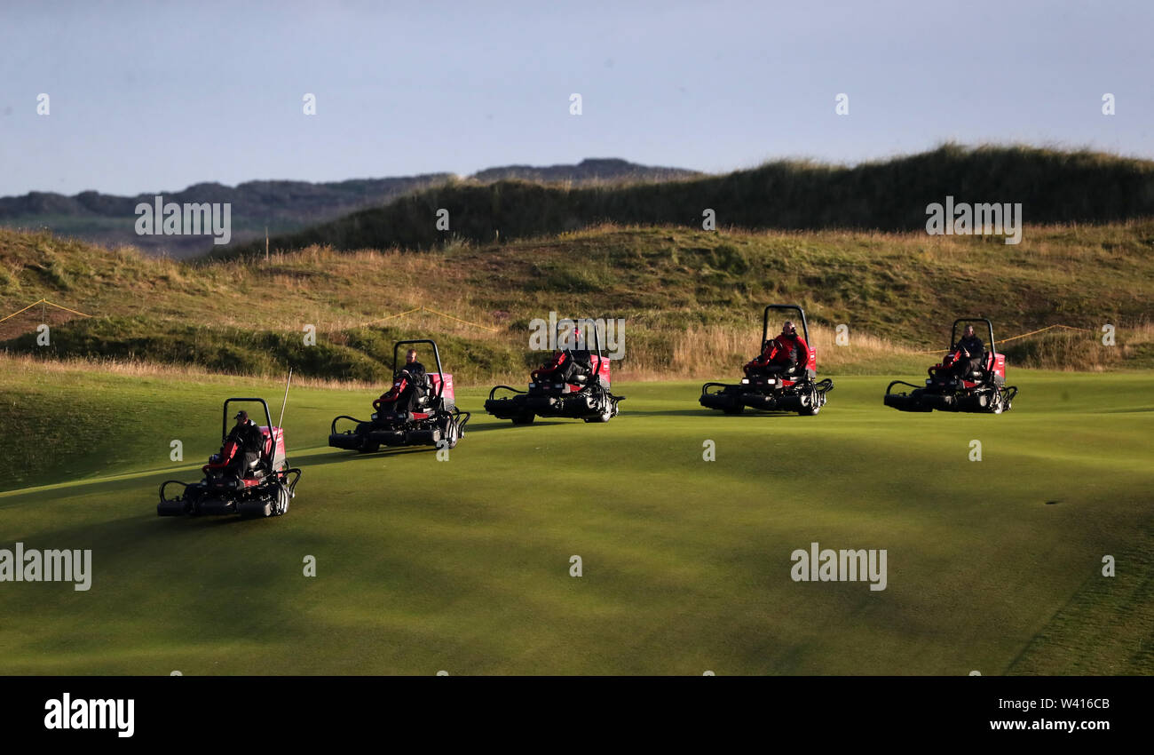 Rasenmäher auf Kurs am Tag zwei der Open Championship 2019 im Royal Portrush Golf Club. Stockfoto