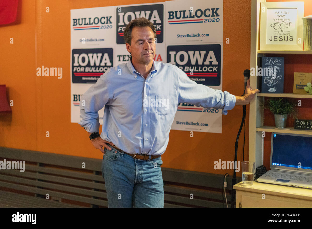 Mount Pleasant, Iowa, USA. 18 Juli, 2019. Montana Gouverneur und Präsidentschaftskandidat Steve Farren besucht den Central Park Coffee Company in Mount Pleasant, Iowa, USA für eine Kampagne zur Rallye. Credit: Keith Turrill/Alamy leben Nachrichten Stockfoto