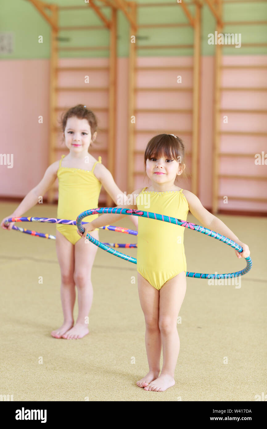 Junge Mädchen Die Gymnastik Machen Fotos Und Bildmaterial In Hoher Auflösung Alamy 