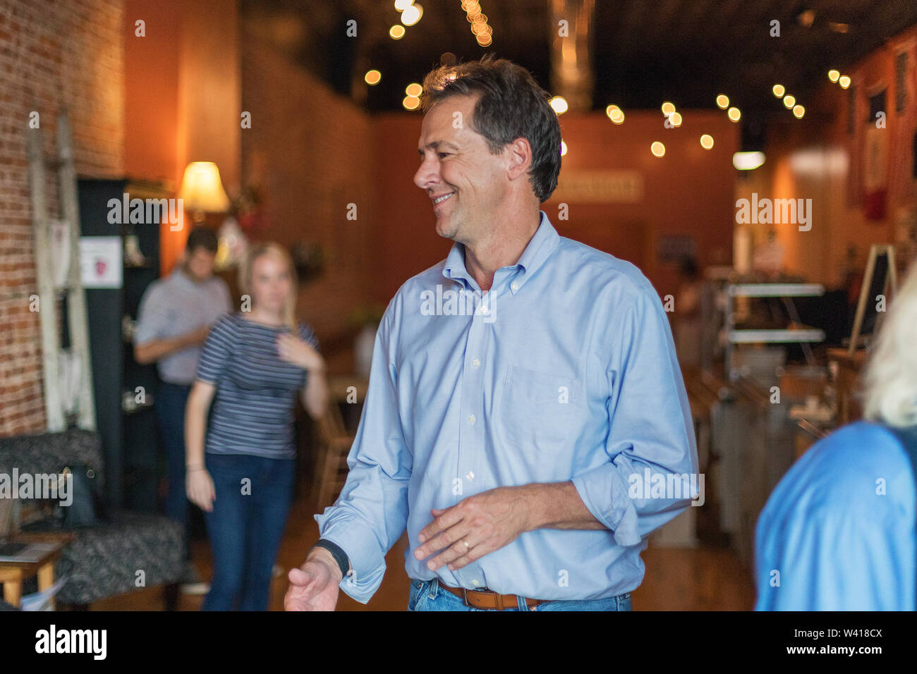 Mount Pleasant, Iowa, USA. 18 Juli, 2019. Montana Gouverneur und Präsidentschaftskandidat Steve Farren besucht den Central Park Coffee Company in Mount Pleasant, Iowa, USA für eine Kampagne zur Rallye. Credit: Keith Turrill/Alamy leben Nachrichten Stockfoto