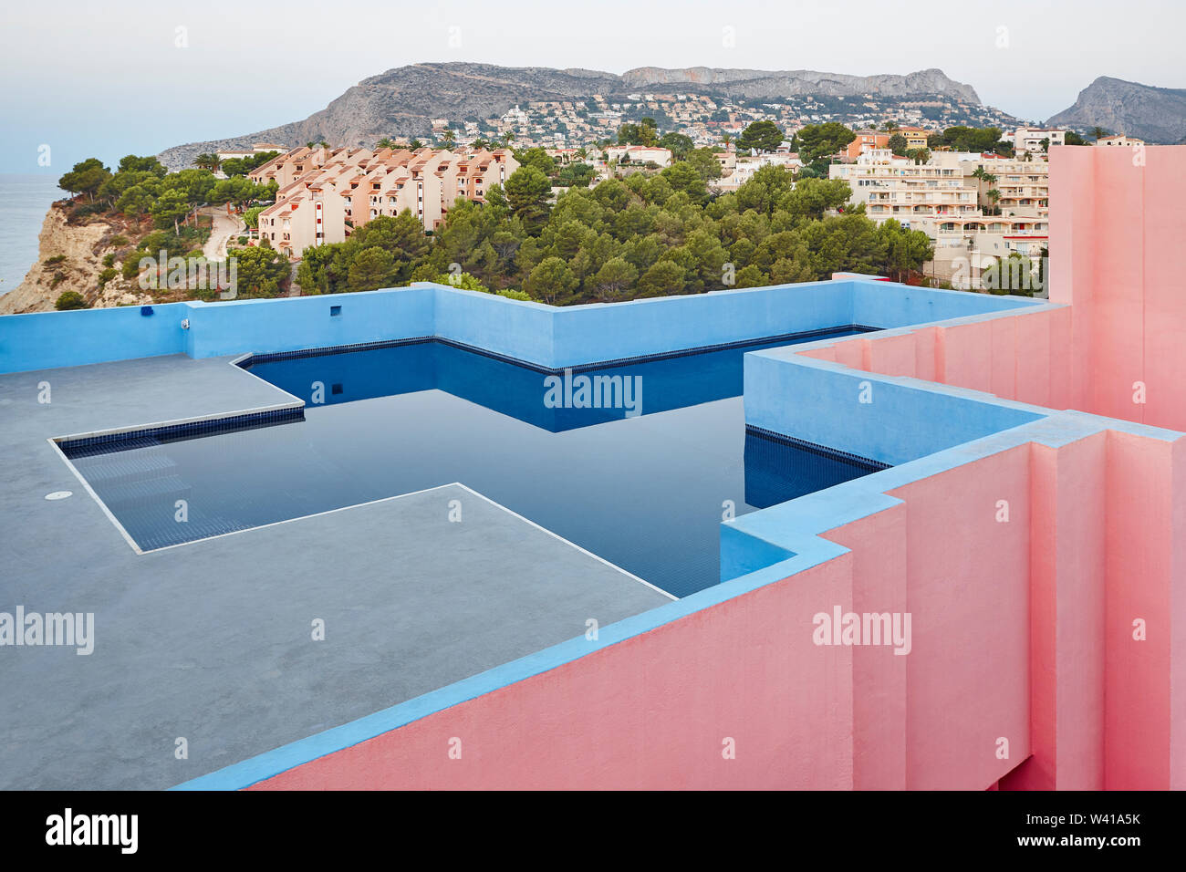 Geometrische Gebäude Swimmingpool. Rote Wand, La Manzanera. Calpe, Spanien Stockfoto