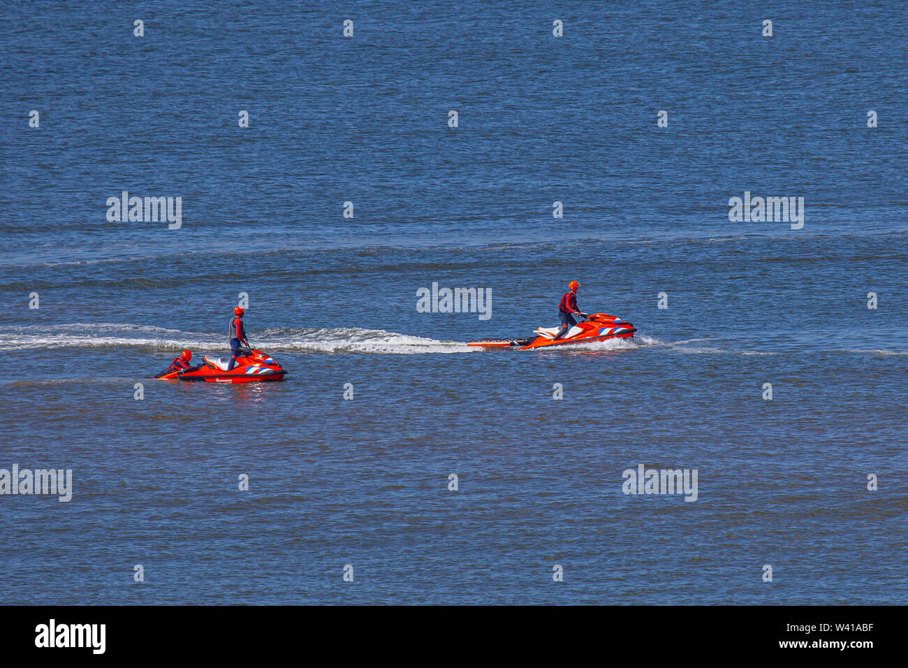 Egmond aan Zee, Niederlande - 18 Juli 2019: Mitglieder der niederländischen Küstenwache" Reddingsbrigade' auf Jet Skies während ein lebensrettender Bohren Stockfoto