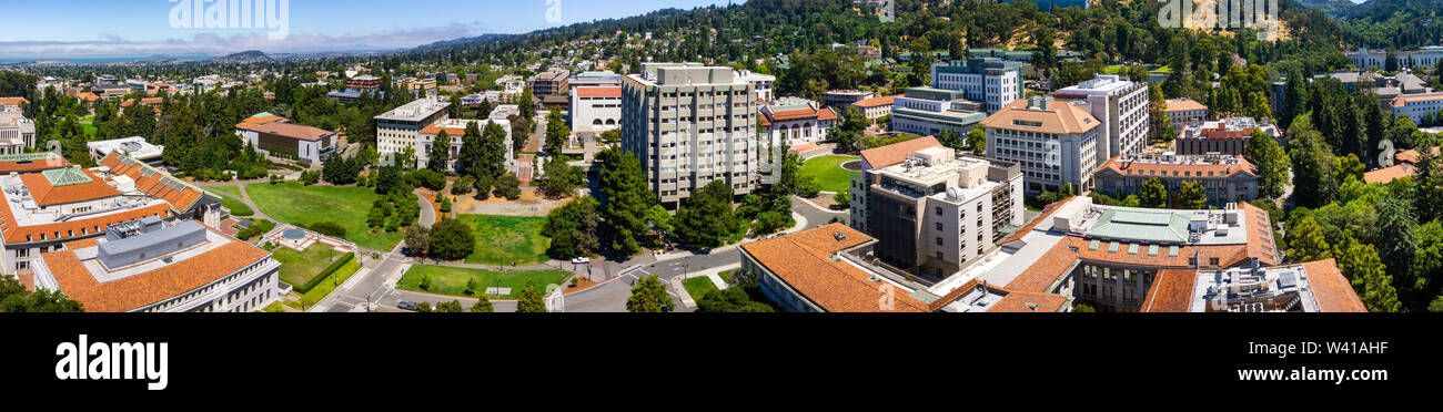 Panoramablick von der Universität von Kalifornien, Berkeley Campus an einem sonnigen Tag, Blick nach Richmond und der San Francisco Bay Shoreline im Hinterg Stockfoto