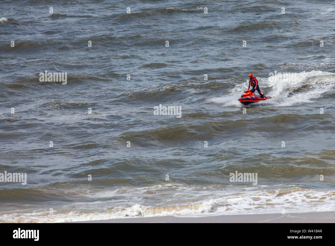 Egmond aan Zee, Niederlande - 18 Juli 2019: Mitglied der niederländischen Küstenwache" Reddingsbrigade' auf einem Jet-ski in der Nordsee Stockfoto