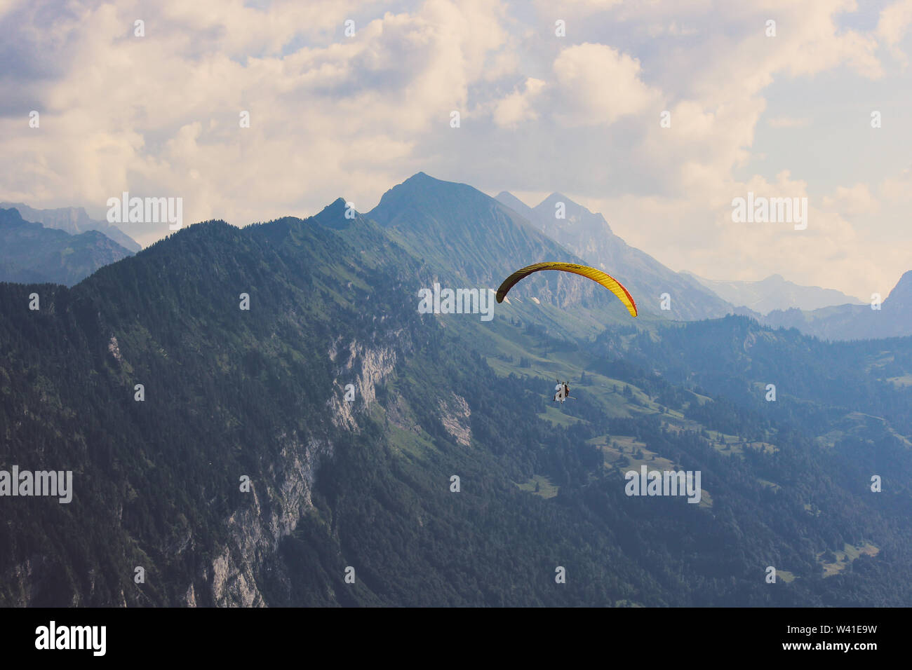 Gleitschirme über Schweizer Alpen im Sommer. Schlechtes Wetter, Risiko, Gefahr Konzept. Extreme Sport, Abenteuer Lifestyle. Die Schweiz. Tandem Paragliding. Stockfoto