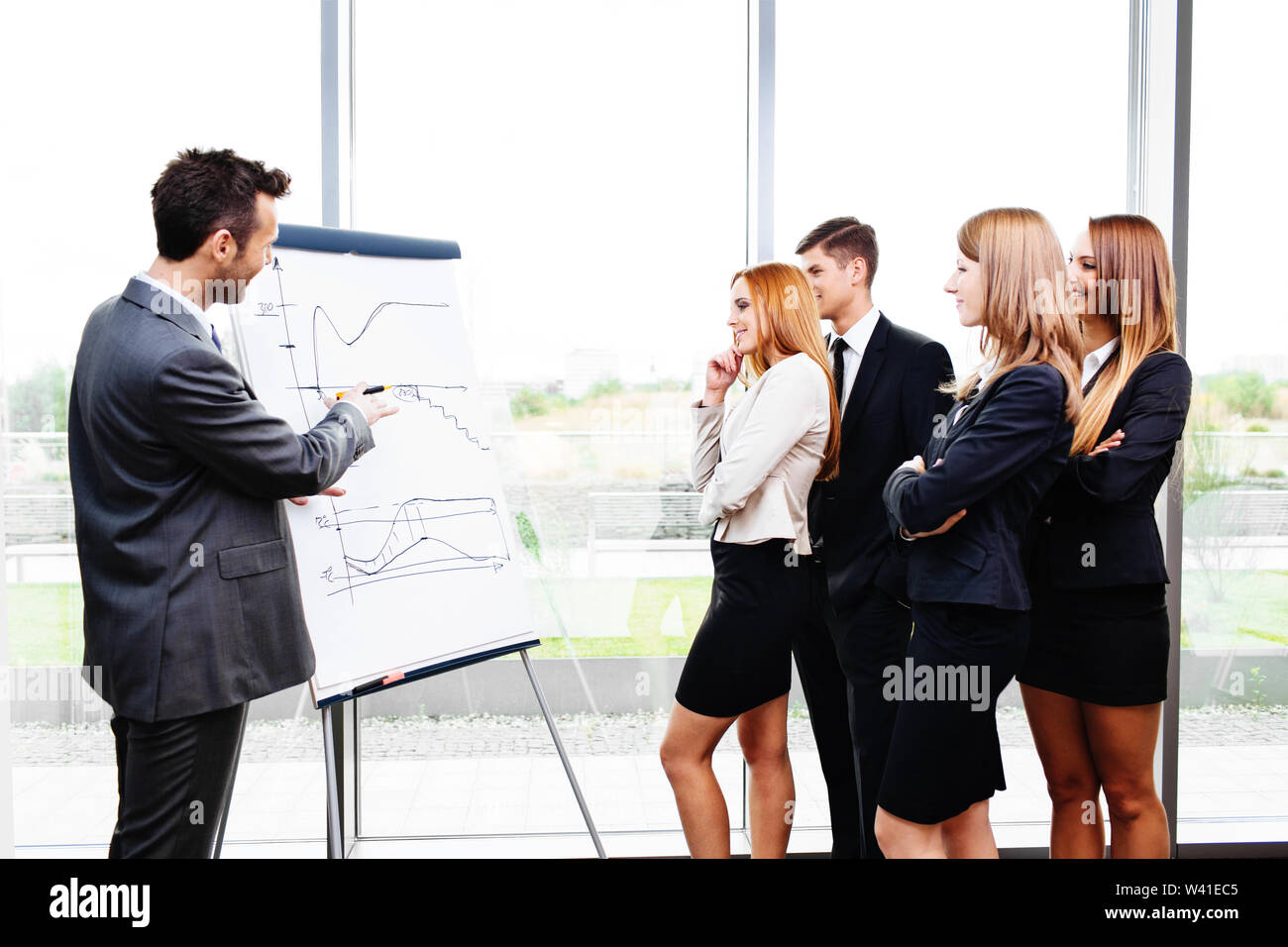 Geschäftsmann Präsentation am Flipchart im Büro. Business Konzept Stockfoto