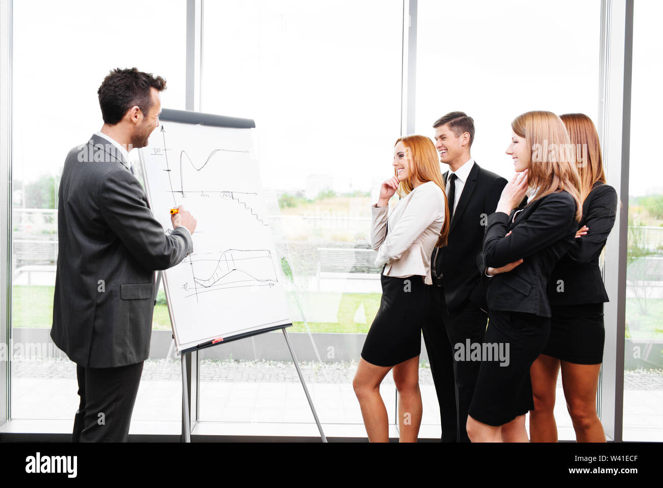 Business Konzept - Unternehmen und Menschen, die mit einer Flipchart im Büro Stockfoto