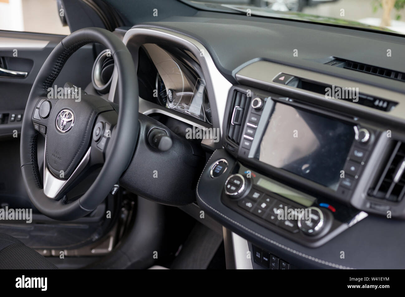 Russland, Izhevsk - Juli 18, 2019: Toyota Showroom. Innenraum der neuen modernen RAV 4 25-jähriges Jubiläum. Jubiläumsausgabe. 25 Jahre seit der Veröffentlichung. Stockfoto