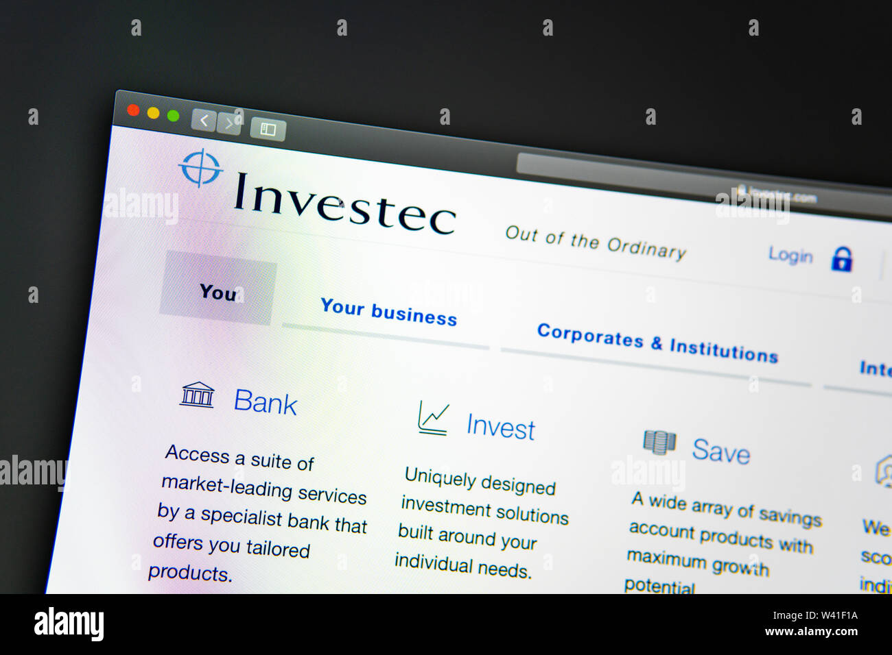 Investec Startseite. Nahaufnahme von Investec Logo. Kann als illustrative für Medien, Marketing oder Business Konzept verwendet werden. Stockfoto