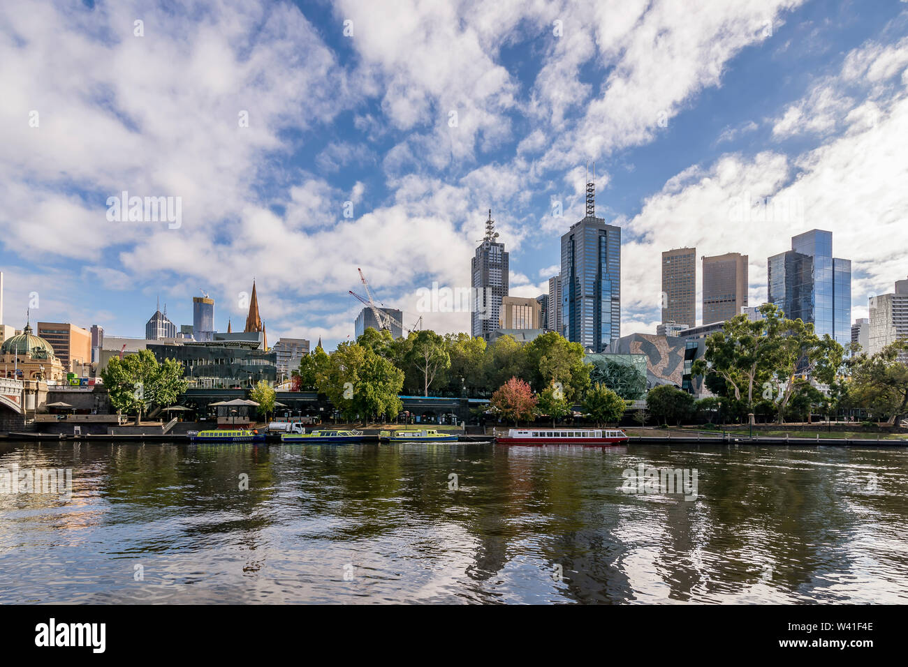 Schöne Aussicht auf den Fluss Yarra mit der Reflexion auf die Hochhäuser des Central Business District von Melbourne, Australien Stockfoto