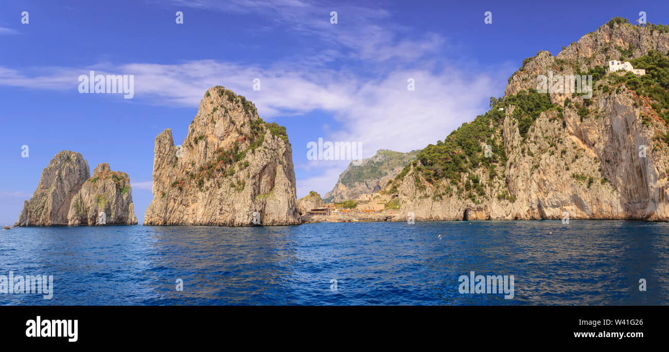 Drei berühmten Faraglioni Felsen in der Bucht von Neapel, an der Küste der Insel Capri, Italien. Capri Stacks, das Symbol der Insel. Stockfoto