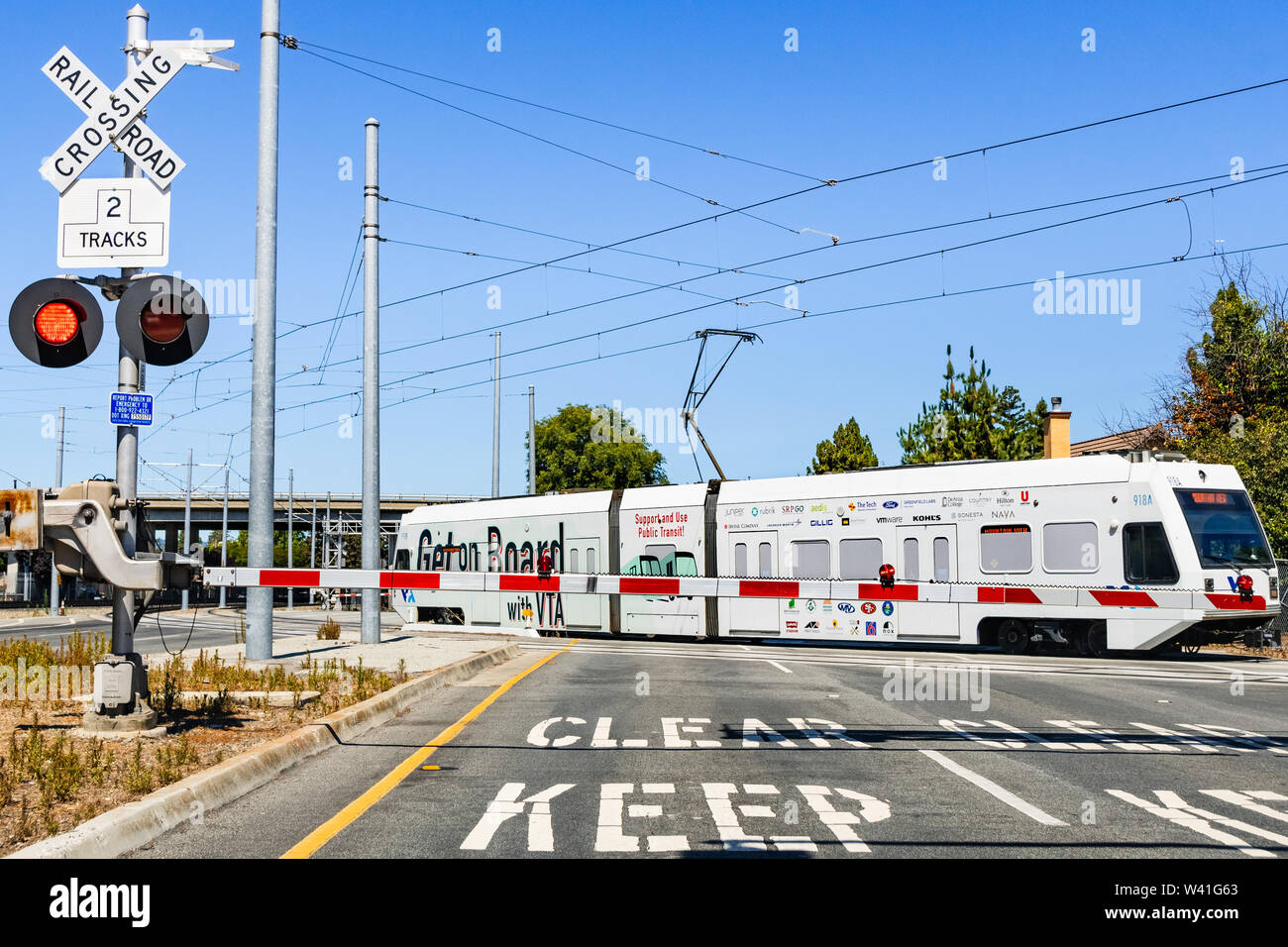 Juli 16, 2019 Mountain View/CA/USA - Warten auf eine Barriere für eine VTA Zug in South San Francisco Bay; VTA Light Rail ist ein System S steht für: Stockfoto