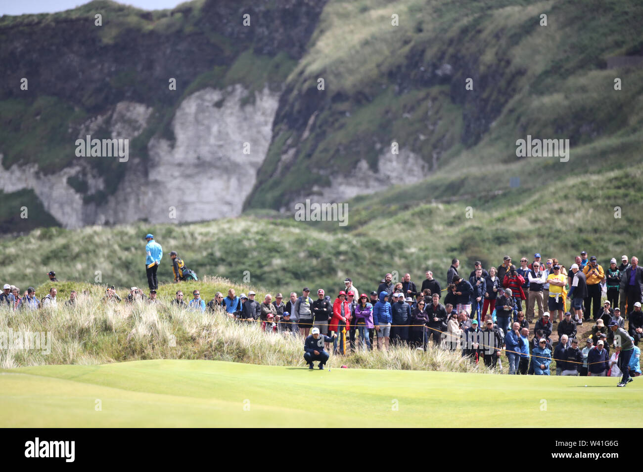 Japans Hideki Matsuyama richtet einen Schlag auf dem 8-Loch grün während der ersten Runde der 148 British Open Championship im Royal Portrush Golf Club im County Antrim, Nordirland, am 18. Juli 2019. Credit: Koji Aoki/LBA SPORT/Alamy leben Nachrichten Stockfoto