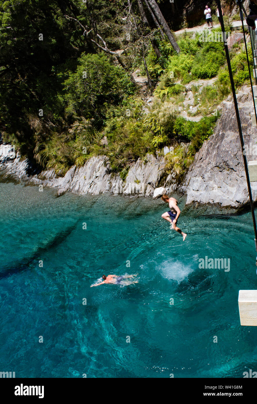 Das Springen von der Brücke über den Blue Pools in Wanaka, Neuseeland Stockfoto