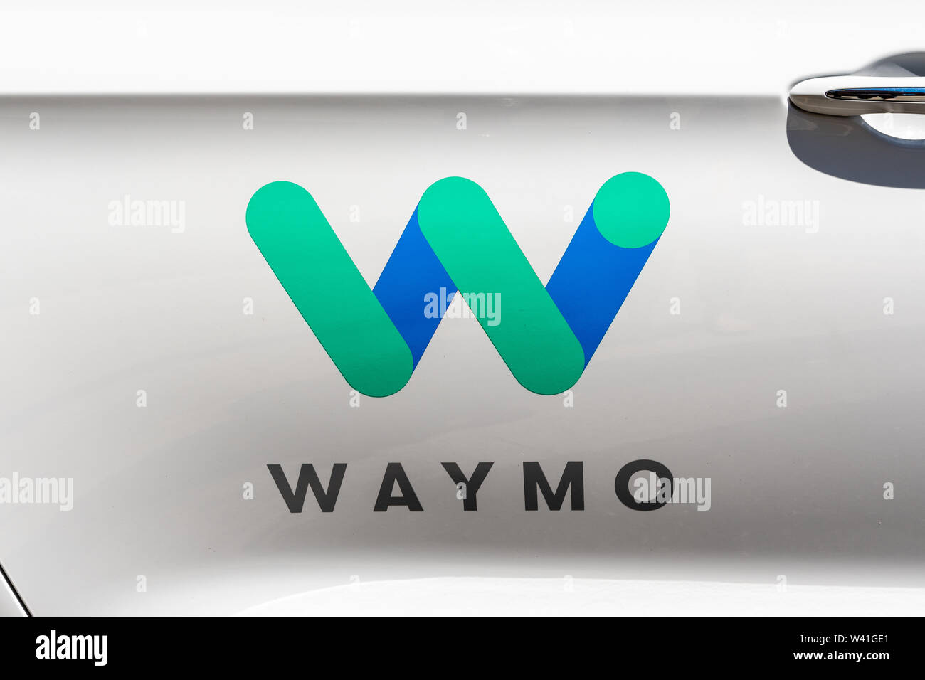 Juli 16, 2019 Mountain View/CA/USA - Nahaufnahme von Waymo Logo an der Seite eines Ihrer selbst Auto fahren, in der Prüfung in diesem Moment auf der Straße Stockfoto