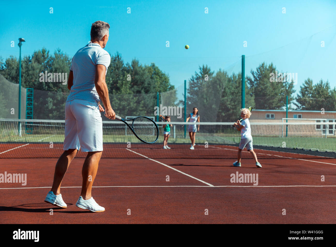 Familie Spielt Tennis Stockfotos Und Bilder Kaufen Alamy